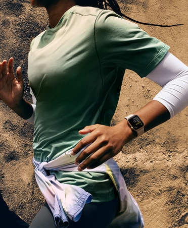 Човек проследява бягането си на Apple Watch SE 3