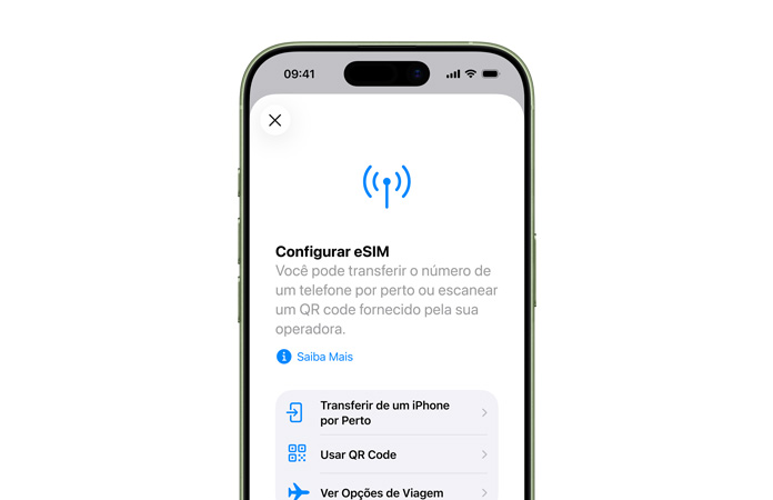 Parte da frente do iPhone 17 mostrando o recurso Configurar Dados Celulares para transferir facilmente um número de telefone com o eSIM