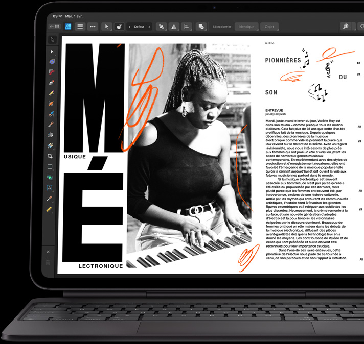 Un iPad Pro, face avant, orientation paysage, noir infini, fixé à un Magic Keyboard, ouvert, face avant, orientation paysage, noir, l’écran de l’iPad Pro affiche un article en cours de révision