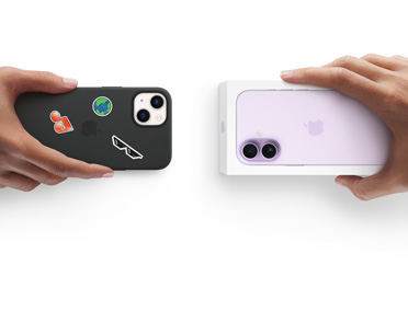 Côte à côte, main tenant un iPhone 13 avec un étui en silicone dont la face arrière est ornée d’autocollants, une main tenant une nouvelle boîte d’iPhone 17 effectue l’échange