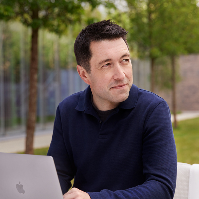 Rob 在室外的特寫相片，他的手提電腦打開著。