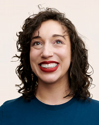 Gülümseyerek yukarı doğru bakan Apple Retail çalışanı.