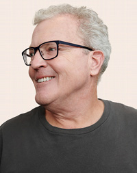 Başını sağa doğru çevirmiş Apple Retail çalışanı.