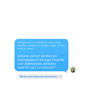 Live Übersetzung in Nachrichten mit der Textnachricht einer Person „Adriana und ich laden am Sonntagabend ein paar Freunde zum Essen ein. Kommst du mit?“ und die automatisch ins Spanische übersetzt wurde.