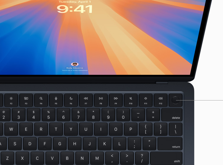 MacBook Air, millel on näha kasutajat autoriseerimas makset veebiostu sooritamiseks Touch ID abil