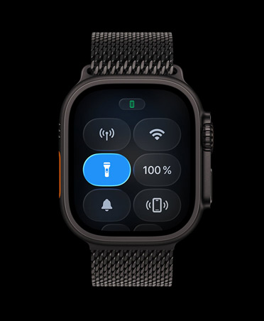 Apple Watch Ultra 3, caja de titanio, color natural, Centro de Control, botón Linterna, pulsera Milanese Loop en titanio, color negro