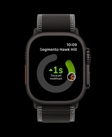 Apple Watch Ultra 3, cassa in titanio nero, app Strava, schede allenamento: corsa outdoor, bici outdoor, corsa indoor, cinturino Trail Loop nero e cenere