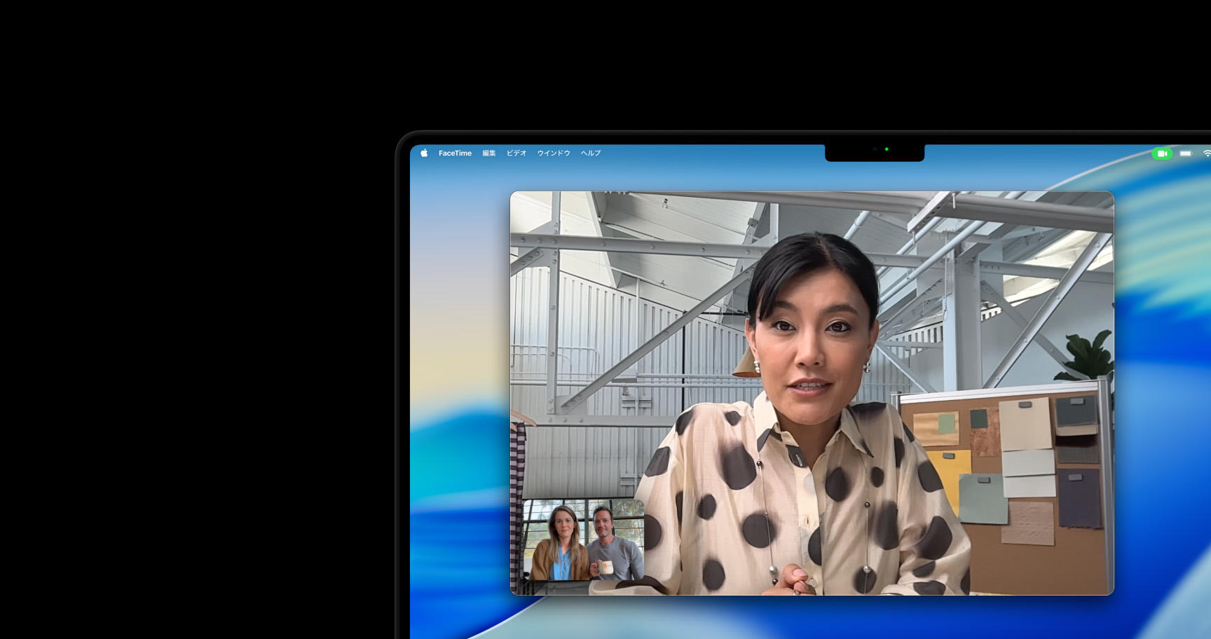 MacBook Proで1人の女性が2人の人物と話しているビデオ通話のアニメーション。女性が動き回っても、センターフレームによって常にフレームの中心に映し出されている