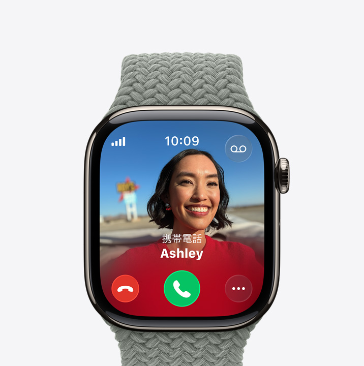 ナチュラルチタニウムケースのApple Watch Series 11。着信中の画面に、連絡先の写真、電話に応答するボタンと拒否するボタンが表示されている。右側の外観にはDigital Crownが見えており、フォレストのブレイデッドソロループが取りつけられている
