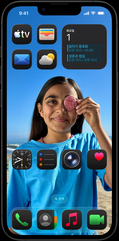 Apple Mail, 카카오톡, Safari, 날씨, Apple Music, 사진, 메모, 홈 등의 앱으로 둘러 싸인 iPhone 16e