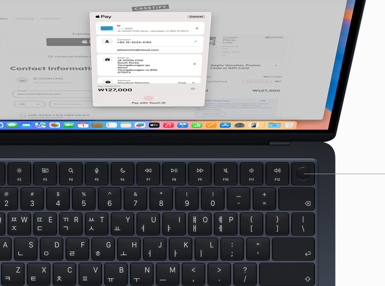 사용자가 Touch ID로 온라인 쇼핑 결제를 승인하는 모습이 표시되어 있는 MacBook Air 화면
