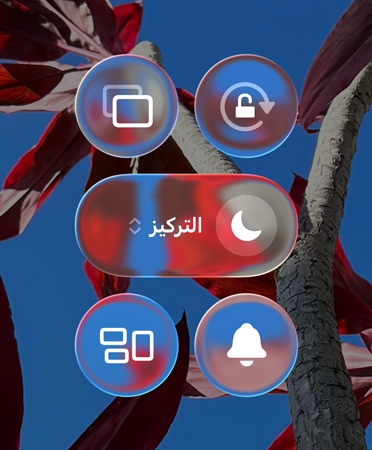 صورة لشاشة iPhone الرئيسة مفعمة بالألوان مع تطبيقات وأدوات Liquid Glass شفافة