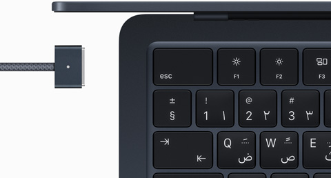 جهاز MacBook&nbsp;Air بلون سماء الليل مع كابل MagSafe يتطابق لونه مع لون الجهاز