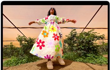 شاشة MacBook&nbsp;Air تعرض صورة شخص يرتدي ملابس ملونة لإبراز نطاق الألوان ووضوح شاشة ريتنا&nbsp;ليكويد