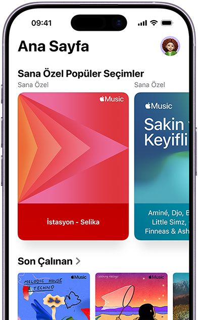 iPhone ekranında Apple Music Ana Sayfa sekmesi, Sana Özel Popüler Seçimler dönen reklamı ile Selika adlı kullanıcının kişiselleştirilmiş istasyonları ve çalma listeleri gösteriliyor