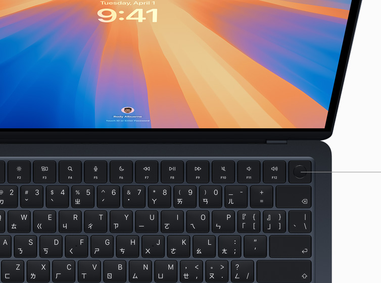 MacBook Air 顯示使用者正在使用 Touch ID 為線上購物進行授權支付