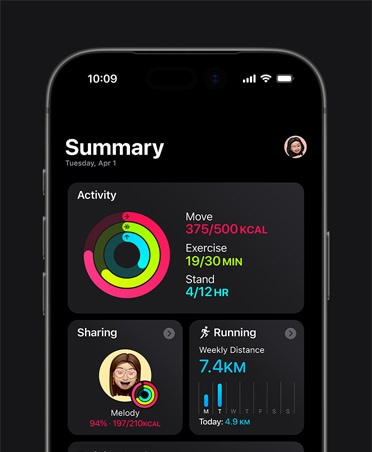 iPhone 17, показано звіт додатку «Фітнес» із показниками в кільцях активності «Рух», «Вправи» та «Стояння», поширення даних про фізичну активність для друзів, статистика бігу за тиждень, навантаження