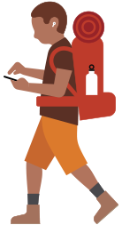 Una persona con un apparecchio acustico mentre cammina con uno zaino da trekking sulle spalle guardando l’iPhone che tiene in mano