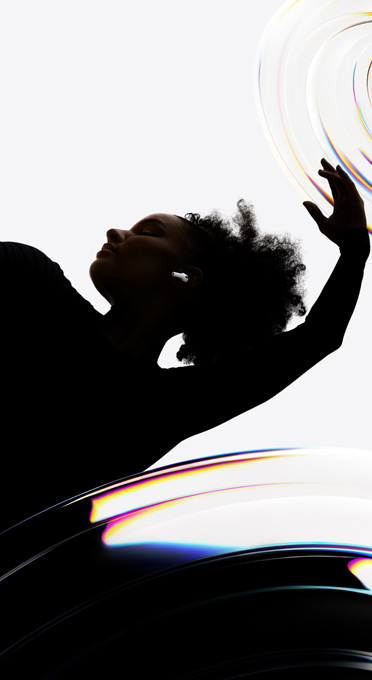 AirPods Pro 3 in den Ohren einer tanzenden Person, die freihändig Musik hört