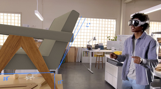 一名設計師戴著 Apple Vision Pro，並用手部動作來測量 3D 投影的椅子，並以手旋轉椅子。 