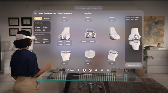 Apple Vision Proを装着した外科医が、金属片を取り付けた膝の骨や関節の3Dプロジェクションを操作している