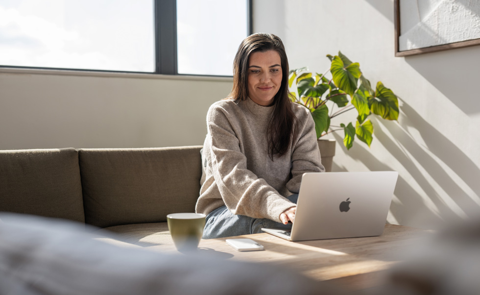 พยาบาลจึงสามารถให้คำแนะนำและสร้างความอุ่นใจให้กับลูกค้าได้จากที่บ้านผ่าน MacBook Air ของตนเอง