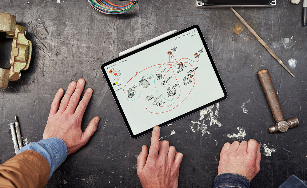 ทีมใช้ iPhone, iPad และ Apple Pencil เพื่อสแกนยานพาหนะ สร้างมู้ดบอร์ด และออกแบบโมเดล 3 มิติ