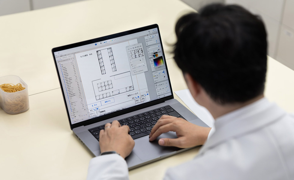 Watanabe creó un sistema digital personalizado para que el personal gestione los complejos inventarios de medicamentos.