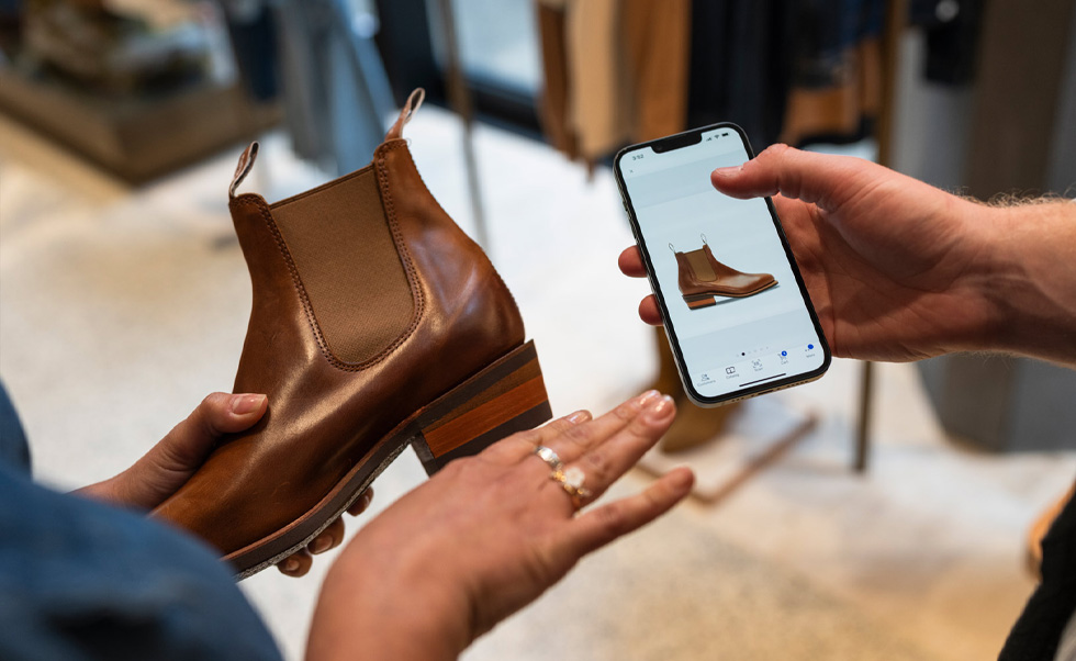 พนักงานค้นหาสินค้าผ่านแอป NewStore สำหรับ iOS