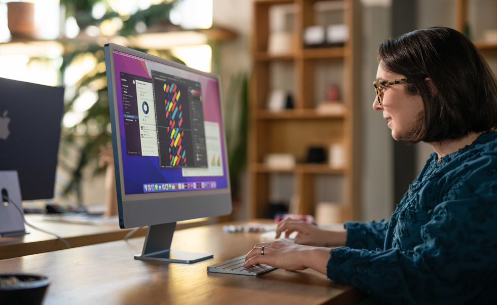 En designer lager skreddersydde designer på Mac.