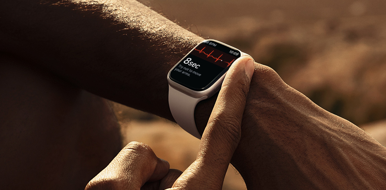 Une personne effectuant un ECG avec l’app ECG de l’Apple Watch.
