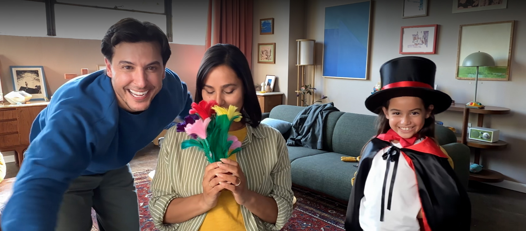 Un padre y una madre con su hija en una videollamada.