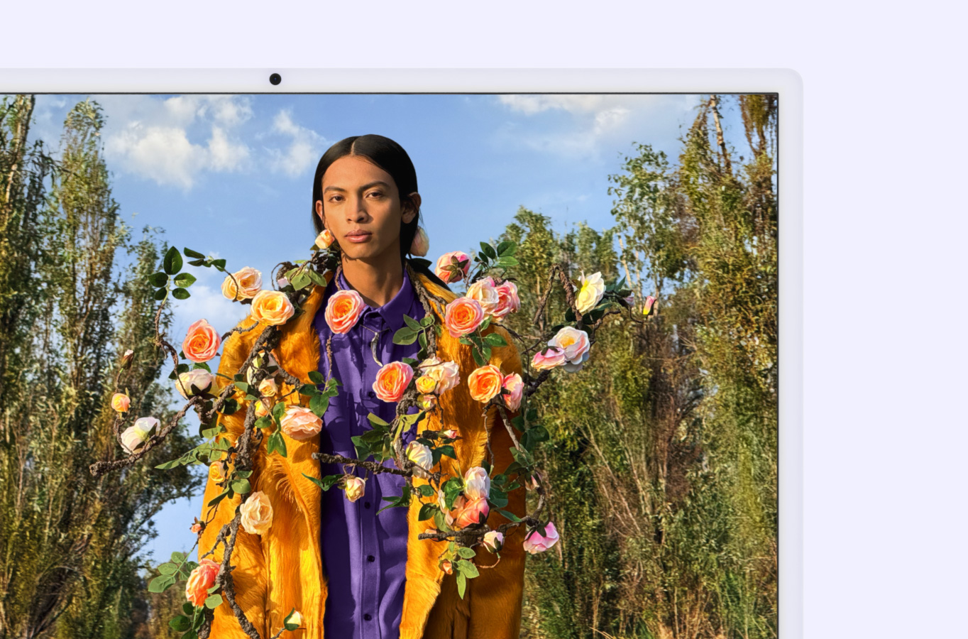 Pantalla con la foto en alta resolución de una persona rodeada de naturaleza