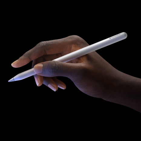 Una Apple Pencil Pro vista di lato, design sottile con sensore touch vicino alla punta, colore viola che si riflette dal display di un iPad Pro, una mano che tiene la matita lateralmente con l’indice allungato per mostrare il gesto doppio tap