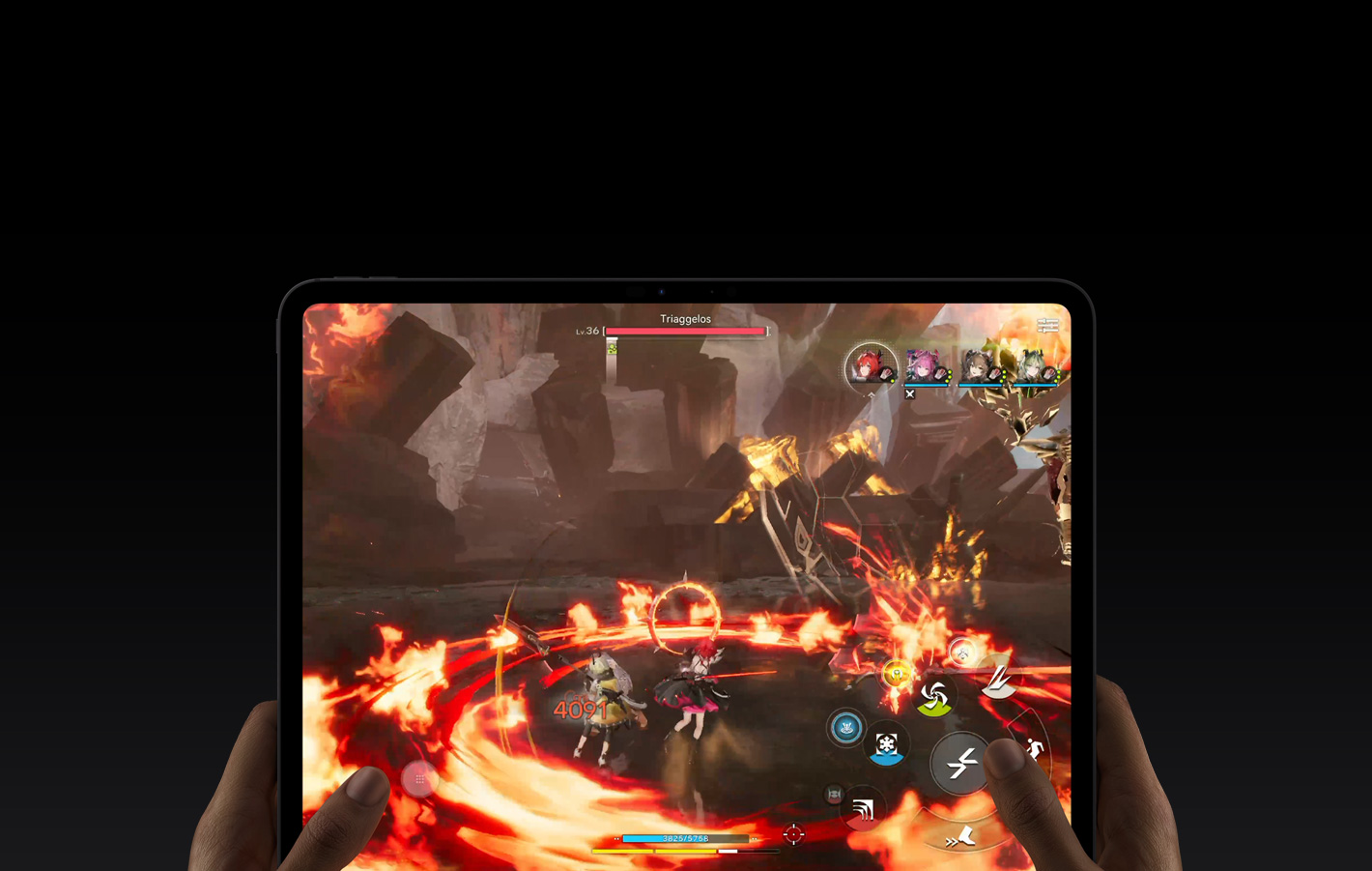 Un iPad Pro in orizzontale visto di fronte, due mani, una sinistra e una destra, cornice del display nera, si vede il videogioco Arknights: Endfield in riproduzione