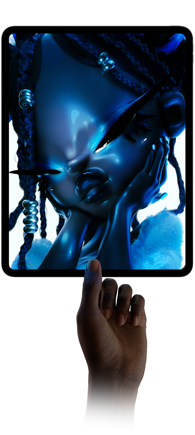 Un iPad Pro nero siderale in verticale visto di fronte, il display mostra un’illustrazione digitale di un personaggio futuristico con la pelle blu e i capelli intrecciati, una mano tiene l’iPad Pro dal basso tra pollice e indice per mostrare il design sottile