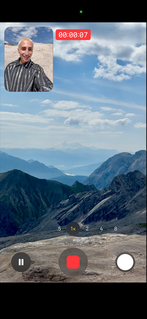 Η μπροστινή οθόνη του iPhone 17 Pro δείχνει τη δυνατότητα βίντεο με λειτουργία Διπλή Καταγραφή, επιδεικνύοντας την ταυτόχρονη προβολή βίντεο από την μπροστινή και την πίσω κάμερα