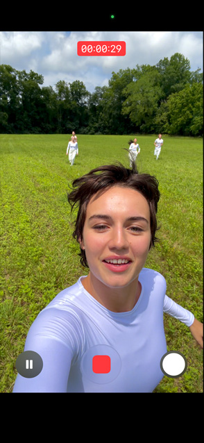 Pantalla de un iPhone 17 Pro que muestra la funcionalidad para grabar video ultraestabilizado mientras graba a una persona corriendo