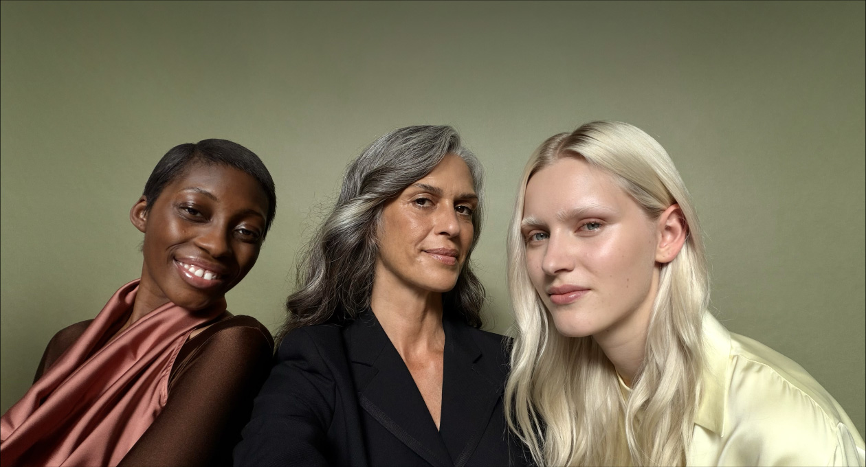 App Cámara del iPhone 17 Pro, funcionalidad Encuadre Centrado para fotos con una selfie de tres personas