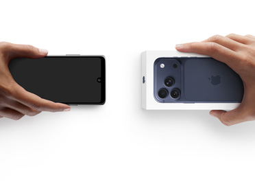 Dos manos intercambian teléfonos: un Android sin caja a la izquierda y un iPhone 17 Pro nuevo en caja a la derecha