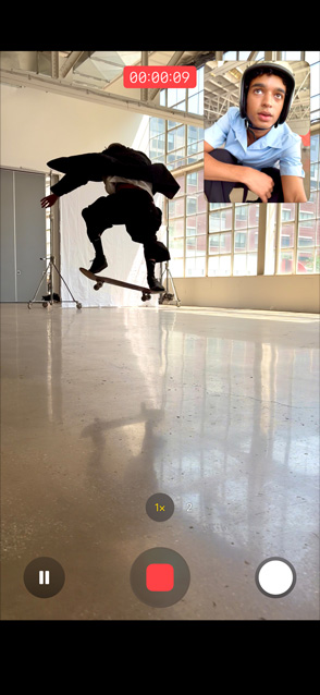 iPhone Air, exterior față, funcția video cu Înregistrare dublă în utilizare, cu o persoană care înregistrează simultan video în față și în spate