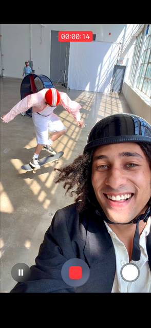 iPhone Air, exterior față, funcția video ultra-stabilizat în utilizare, captând un videoclip de acțiune