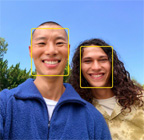 Funcția Scenă centrală pentru fotografii prezentată în utilizare, evidențiind fețele persoanelor