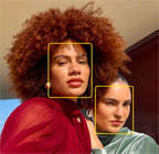 Funcția Scenă centrală pentru fotografii prezentată în utilizare, evidențiind fețele persoanelor