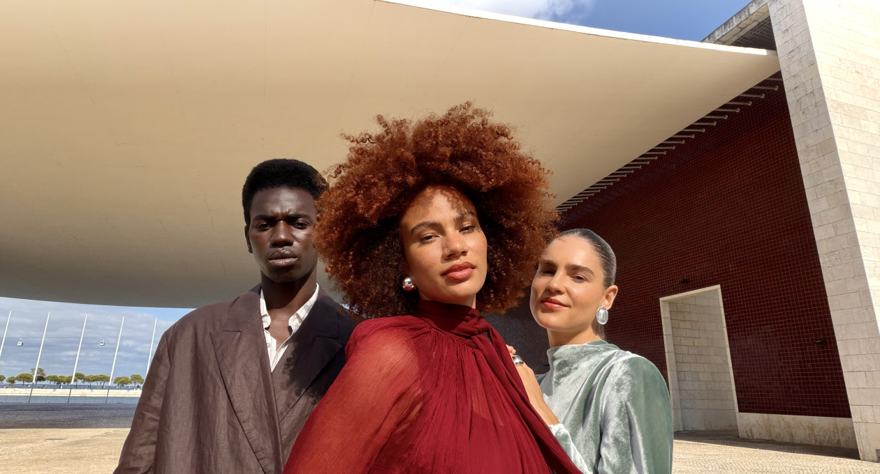 Aplicația Cameră a modelului iPhone Air, funcția Scenă centrală pentru fotografii cu selfie în grup de trei persoane