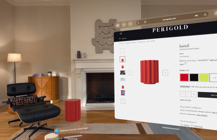 Page d’une boutique dans Safari présentant le tabouret décoratif Kartell Colonna, à vendre, flottant dans une pièce, une version 3D du tabouret se trouve sur le sol de la pièce