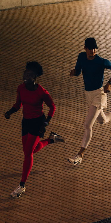 Løbere, der træner med Apple Watch Series 11.