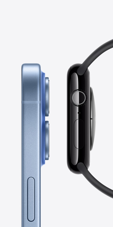 iPhone 17 med låseknap på højre side og hævede kameraobjektiver og Apple Watch Series 11 med Digital Crown, mikrofon og sideknap i højre side