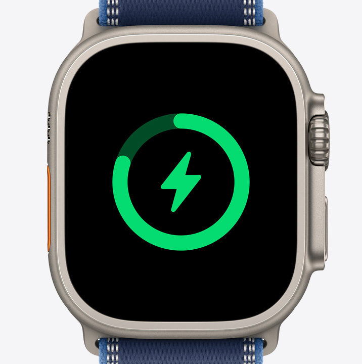 Apple Watch Ultra 3 med urkasse i farven naturligt titanium og symbol for batteriopladning