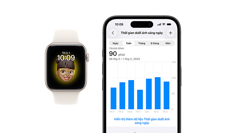 Apple Watch SE 3, Dây Đeo Thể Thao màu trắng, mặt trước, màn hình hiển thị Đồng Hồ, Memoji, bên cạnh đó là mặt trước của iPhone 16, màn hình hiển thị Sức Khỏe, Biểu Đồ Thời Gian Dưới Ánh Sáng Ngày